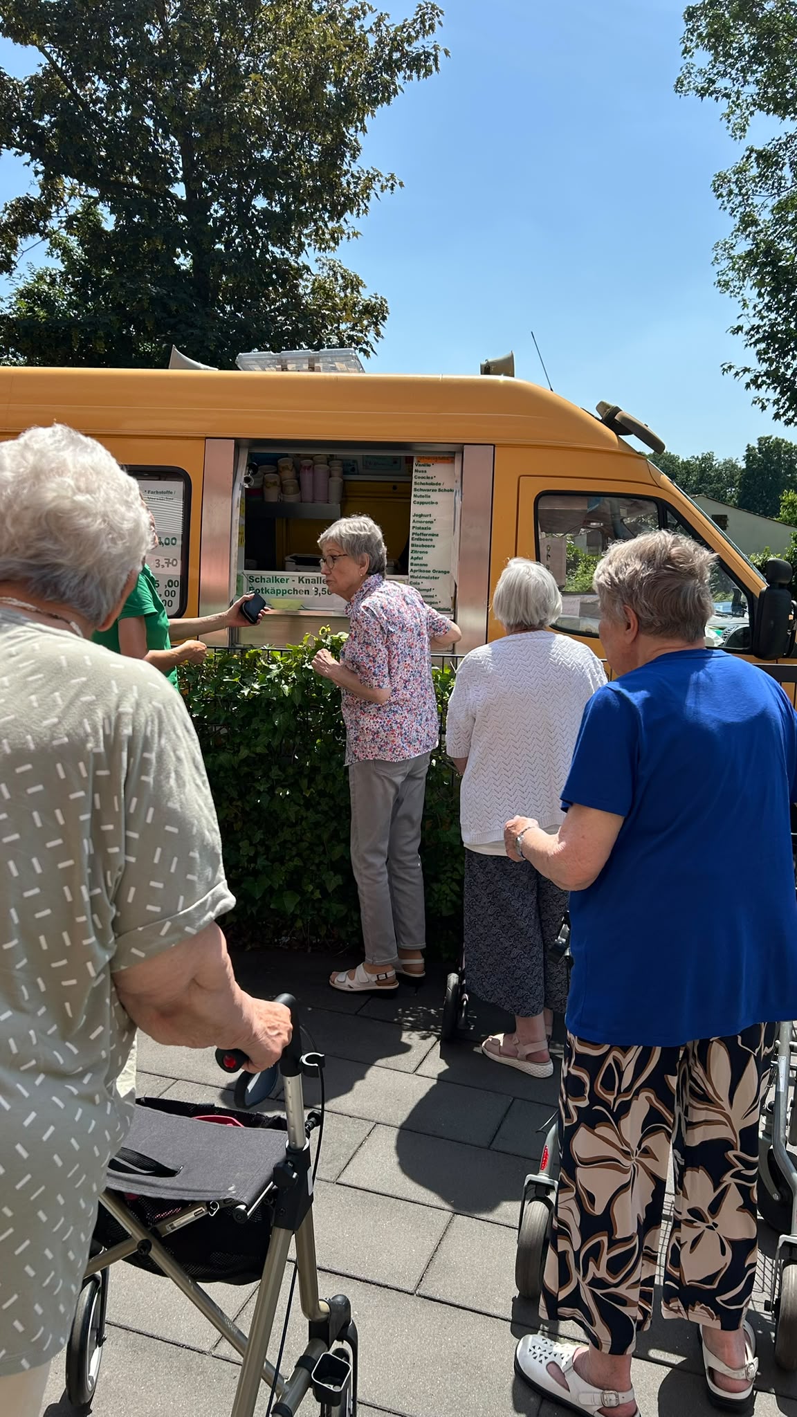 Der Eiswagen war zu Besuch in der Tagespflege Sonnenblume Gelsenkirchen